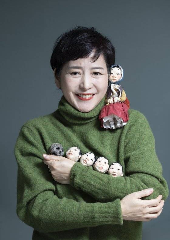 작업실에서 인터뷰 후 포즈를 취하고 있는 백희나 작가. 권혁재 기자