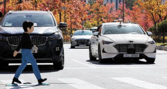 경기도 화성시 새솔동 인근 도로에서 자율협력주행차가 사각지대 상황을 가정해 운행하고 있다. [뉴스1]