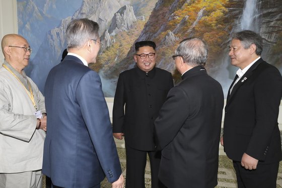 2018년 9월 문재인 대통령(왼쪽 두 번째)과 북한 김정은 국무위원장(가운데)이 평양 옥류관에서 오찬을 가진 후 방북에 동행한 종교 지도자들과 대화하고 있다. 가장 왼쪽이 불교계를 대표해 방북한 원택스님. 평양사진공동취재단