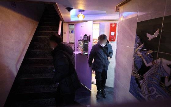 11일 이재명 더불어민주당 대선후보의 '변호사비 대납 의혹'을 처음 제보한 모 시민단체 대표 이모 씨가 숨진 채 발견된 서울 양천구의 한 모텔에서 경찰들이 현장 조사를 위해 이동하고 있다. 연합뉴스