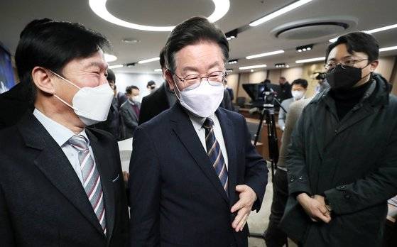 이재명 더불어민주당 대선후보가 12일 서울 서초구 한국산업기술진흥협회에서 산업 분야 정책 공약 발표를 마친 후 행사장을 나서고 있다. [국회사진기자단]