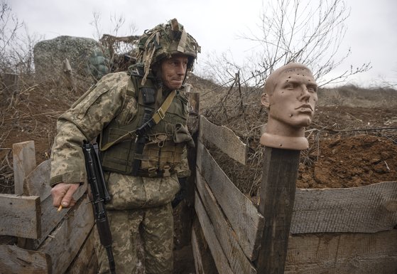 러시아 접경지대의 경계태세를 강화하는 우크라이나군. [AP=연합뉴스]