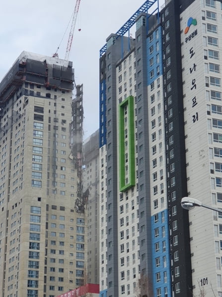 11일 오후 4시께 광주광역시 서구 광천동의 한 고층 아파트 공사장의 외벽이 무너졌다. 사진=독자제공.