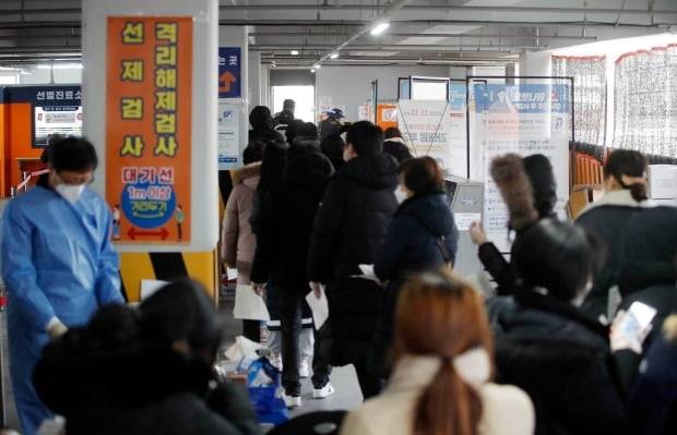 12일 오후 광주 북구 선별진료소가 진단 검사를 받으려는 시민들로 가득 차 있다. /사진=연합뉴스