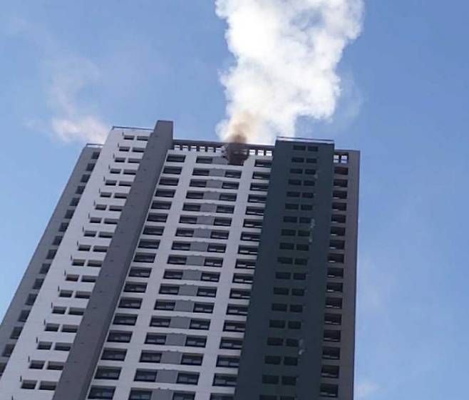 12일 오전 9시40분쯤 강원 춘천시 온의동의 한  아파트 공사 현장에서 화재가 발생해 연기가 치솟고 있다. 강원도소방본부 제공