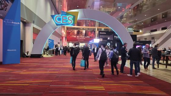 Attendees at CES 2022 browse the site at Las Vegas Convention Center in Las Vegas on Jan. 6. [PARK EUN-JEE]