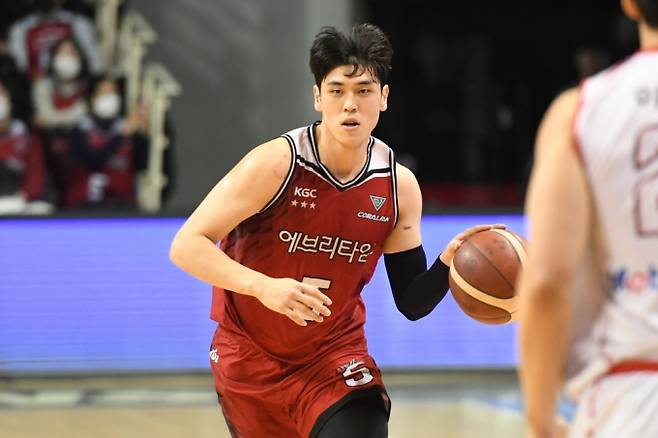 드리블을 시도하는 안양 KGC의 변준형.&nbsp; &nbsp;프로농구연맹(KBL)