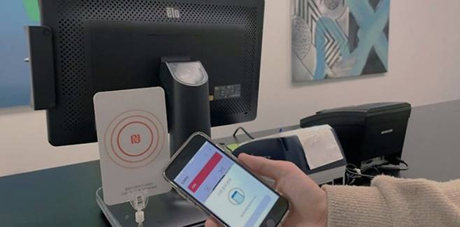 올링크가 CES2022에서 아이폰 터치 결제 기능을 선보이고 있다. /사진=올링크