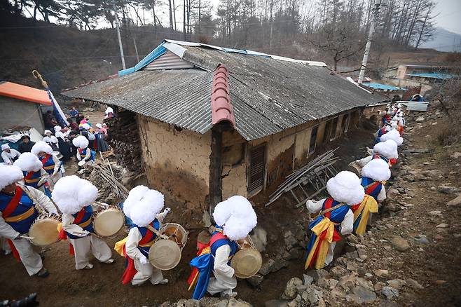 [서울=뉴시스]국내 최장수 민속축제 '제62회 한국민속예술제'가 온라인에서 펼쳐진다. 사진은 충북 옥천군 청산면 정월대보름 지신밟기. (사진=전통공연예술진흥재단 제공) 2022.01.12. photo@newsis.com  *재판매 및 DB 금지