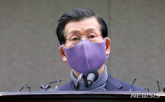 [서울=뉴시스] 이영환 기자 = '굿바이 이재명' 저자 장영하 변호사가 12일 오전 서울 중구 한국프레스센터에서 이재명 더불어민주당 대선후보와 형 이재선씨 관련 기자회견을 하고 있다. 2022.01.12. 20hwan@newsis.com