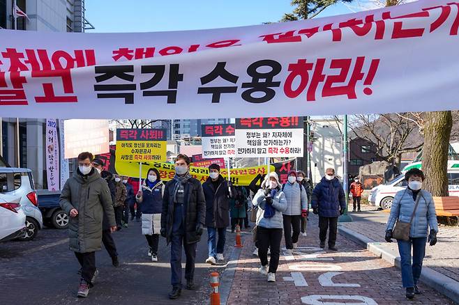 전북도의회 황의탁 도의원 등이 12일 무주읍내에서 가두행진을 하고 있다 *재판매 및 DB 금지