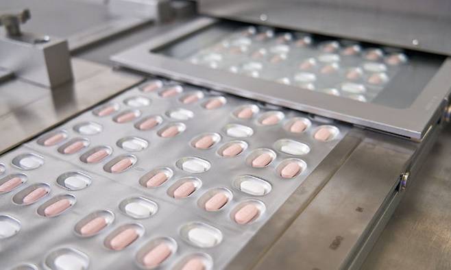 코로나19 경구용 치료제로 13일 국내에 처음 도입되는 미국 화이자제약의 팍스로비드 제조 과정. 한국화이자제약 제공