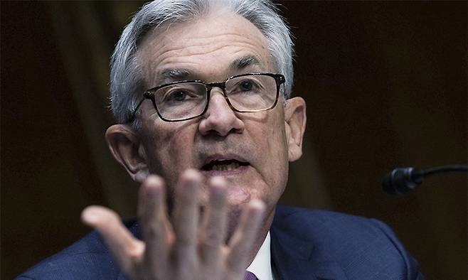제롬 파월 미국 연방준비제도(Fed·연준) 의장이 지난 11일(현지시간) 워싱턴DC 상원 금융위의 인준 청문회에 출석해 발언하고 있다. 워싱턴=AP연합뉴스