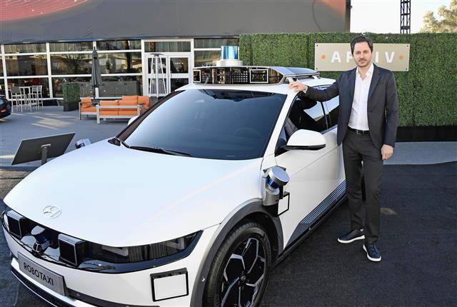 지난주 미국 라스베이거스에서 열린 ‘CES 2022’ 현장에서 칼 이아그넴마 모셔널 최고경영자가 ‘아이오닉5’ 로보택시를 선보이고 있다.현대차그룹 제공