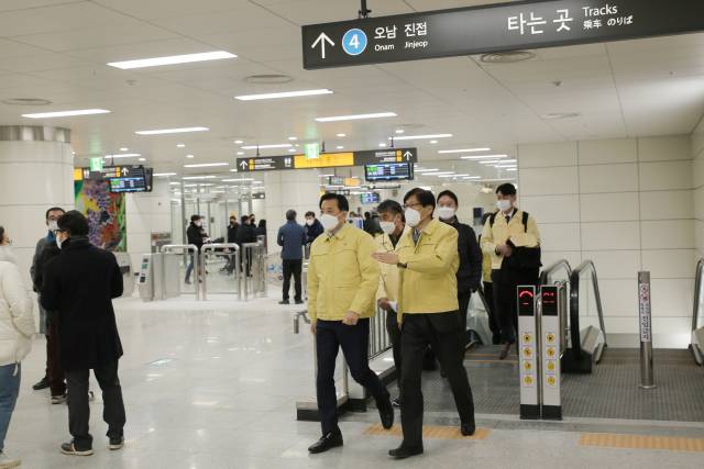 황성규(앞줄 왼쪽) 국토교통부 2차관이 12일 개통을 앞둔 진접선 별내가람역을 방문해 코로나19 방역 상황을 점검하고 있다. /사진제공=국토교통부