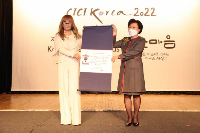 성악가 조수미(왼쪽)가 12일 서울 강남구 코엑스인터컨티넨털호텔에서 열린 한국이미지상 시상식에서 상을 받은 후 기념촬영을 하고 있다. /사진 제공=CICI