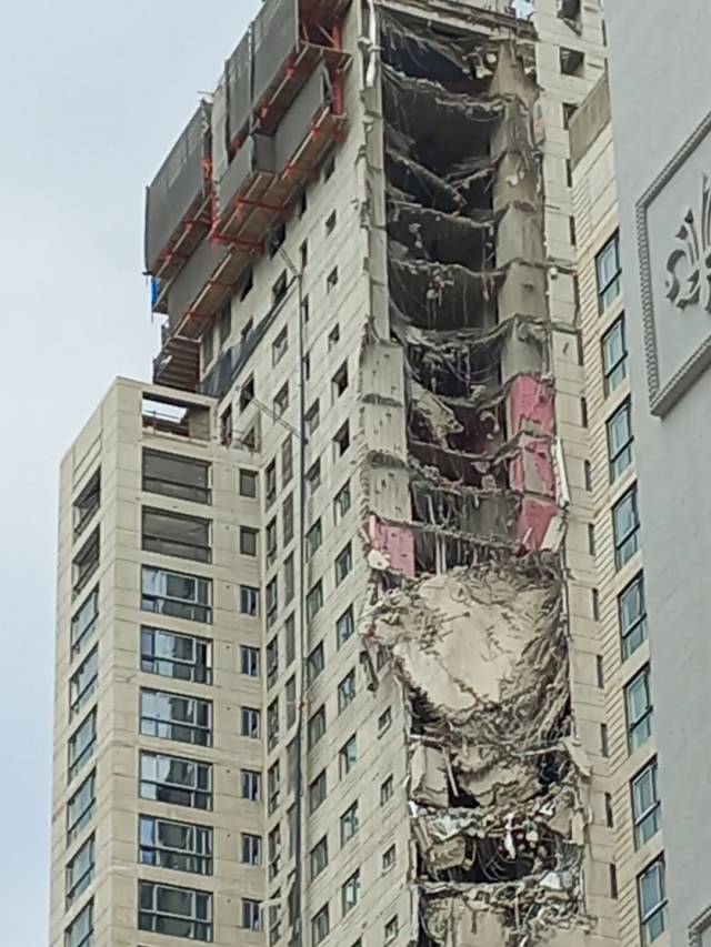 12일 광주 화정현대아이파크 한 동의 외벽이 떨어져나갔다../양종곤 기자