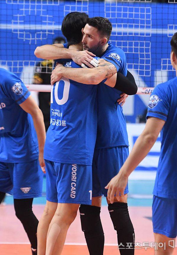 포옹을 하고 있는 나경복과 알렉스 / 사진=방규현 기자