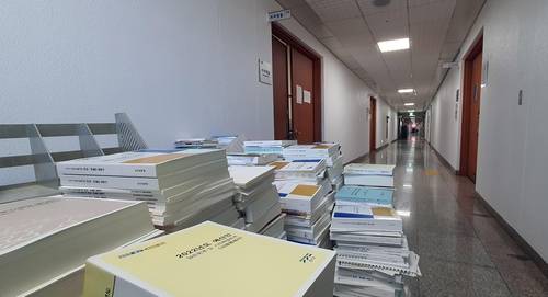 이사 준비하는 경기도의회 현 청사   (수원=연합뉴스) 이우성 기자 = 오는 21∼23일 광교 신청사로 이사를 마무리하고 24일부터 신청사에서 업무를 시작할 예정인 경기도의회가 지난 4일 이사 준비를 위해 현 청사 복도에 집기와 책자 등을 분류해 놓은 모습. 2022.1.12 
gaonnuri@yna.cokr