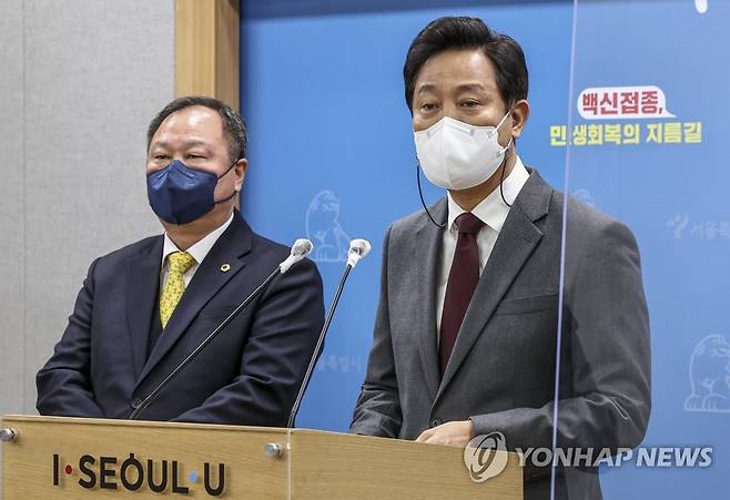 질문에 답하는 오세훈 시장 (서울=연합뉴스) 윤동진 기자 = 오세훈 서울시장이 12일 서울시청에서 열린 서울시 민생지킴 종합대책 발표에서 취재진 질문에 답하고 있다. 왼쪽은 김인호 서울시의회 의장. 2022.1.12 mon@yna.co.kr