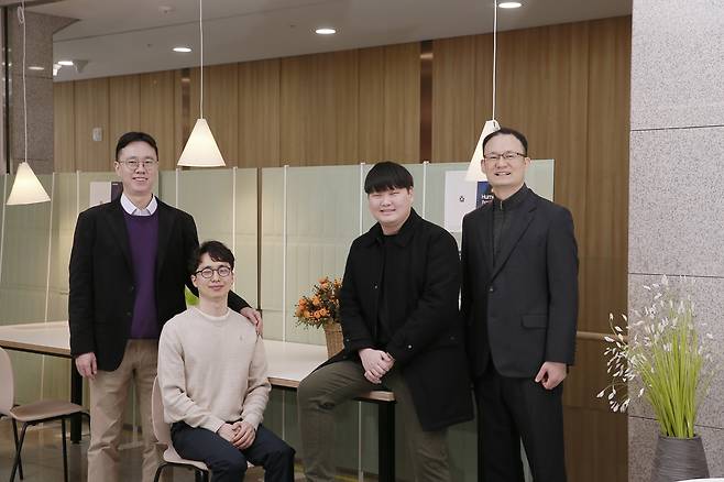 연구진 모습 왼쪽부터 최장현 교수, 장현준 연구원, 이요한 연구원, 남덕우 교수. [울산과학기술원 제공. 재판매 및 DB 금지]