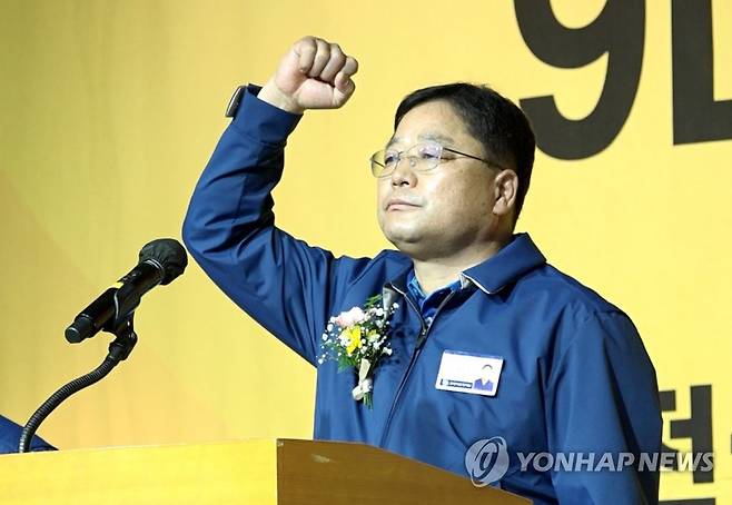 안현호 신임 현대차 노조지부장 (울산=연합뉴스) 안현호 신임 현대자동차 노조지부장이 12일 울산 북구 현대차 문화회관에서 열린 취임식에서 발언하고 있다. 2022.1.12 [현대차 노조 제공. 재판매 및 DB 금지] canto@yna.co.kr