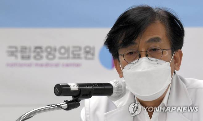 발언하는 정기현 국립중앙의료원장 (서울=연합뉴스) 안정원 기자 = 12일 서울 중구 국립중앙의료원에서 열린 신종감염병 중앙임상위원회 기자회견에서 정기현 국립중앙의료원장이 발언하고 있다. 2022.1.12 [공동취재] jeong@yna.co.kr