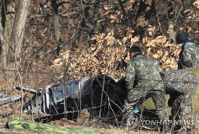 추락 전투기 동체 살펴보는 군 관계자들 (화성=연합뉴스) 홍기원 기자 = 전날 공군 F-5E 전투기 한 대가 추락해 조종사가 순직한 경기도 화성시의 한 야산에서 12일 오전 군 관계자들이 추락 동체 등 현장을 살펴보고 있다. 2022.1.12 xanadu@yna.co.kr