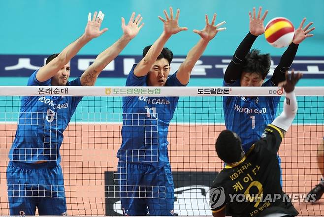 케이타를 막기 위해서라면 (서울=연합뉴스) 임헌정 기자 = 12일 오후 서울 중구 장충체육관에서 열린 2021-2022 도드람 프로배구 V-리그 남자부 우리카드 대 KB손해보험 경기. 
    우리카드 알렉스, 김재휘, 송희채가 KB손보 케이타의 공격을 막기 위해 팔을 뻗고 있다. 2022.1.12 kane@yna.co.kr