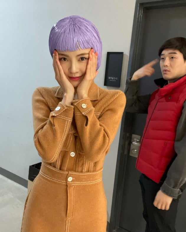 Actor Lee Sun-bin has released behind-the-scenes footage of SNL.Lee Sun-bin posted on his instagram on the 13th, SNL behind-the-scenes. Hyuksu Orabang I met here since Missing Nine.In SNL, Lee Sun Bin transformed into an AI Actor and performed a romance with his senior AI Actor Giga Hoon Jung Hoon.In the photo, Lee is immersed in the role of an AI Actor, and is showing robotic movements. His small face and slender body catch the eye.Lee appeared in Teabings The Women of the City of Drinkers. Lee is in public with Lee Kwang-soo.