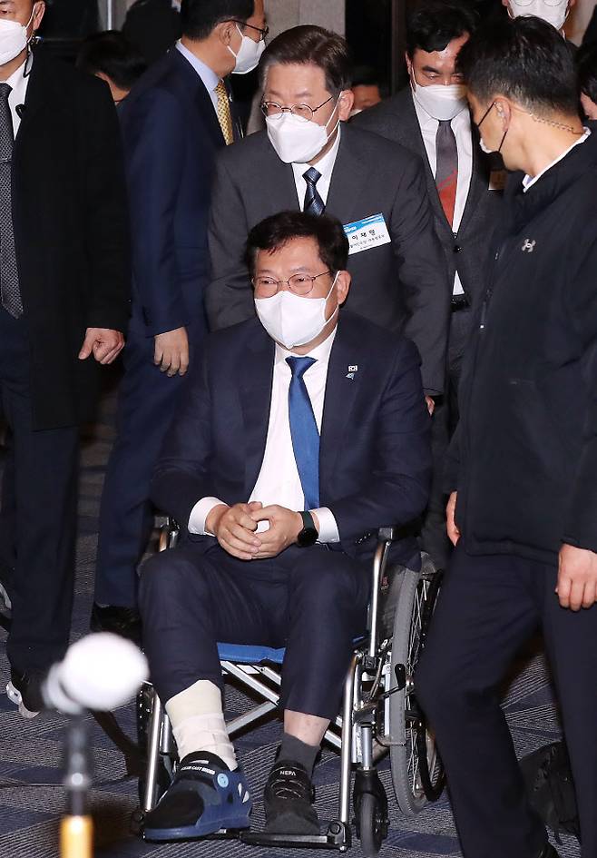 더불어민주당 이재명 대선 후보와 송영길 대표가 지난 11일 오전 인천시 연수구 쉐라톤 그랜드 인천호텔에서 열린 ‘제20대 대선후보 초청 새얼아침대화 강연회’에 참석하기 위해 행사장으로 들어서고 있다 (사진=연합뉴스)