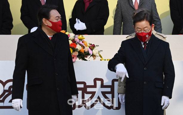 이재명(오른쪽) 더불어민주당 대선 후보와 윤석열 국민의힘 대선 후보가 새해 첫 주식시장 거래일인 지난 3일 서울 여의도 한국거래소 본관 앞에서 열린 ‘2022 증시대동제’에 참석해 임인년 증시 활황 기원 세리머니 순서를 기다리고 있다. (사진=방인권 기자)