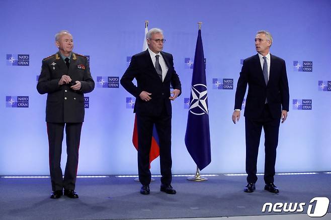 (왼쪽부터) 알렉산더 포민 러시아 국방차관보, 알렉산드루 그루시코 러시아 외무차관보, 옌스 스톨텐베르그 나토 사무총장이 2022년 1월 12일 벨기에 브뤼셀 나토 본부에서 열린 나토-러시아 평의회 관련 기자회견장에 모습을 드러냈다. © 로이터=뉴스1 © News1 최서윤 기자