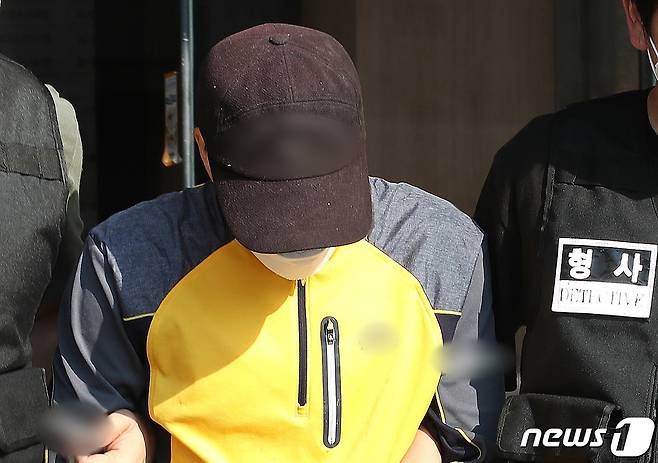 서울 마포구의 오피스텔에서 옛 직장동료를 살해한 피의자가 마포경찰서를 나와 검찰에 송치되고 있다. 2021.7.23/뉴스1 ⓒ News1 임세영 기자