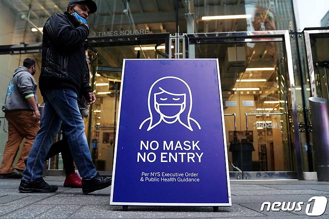 15일(현지시간) 미국 뉴욕 맨해튼 자치구에서 신종 코로나바이러스 감염증(코로나19) 대유행 기간 타임스퀘어의 한 사업소 밖에 '마스크 금지' 간판이 세워져 있다. 2021.12.16 © 로이터=뉴스1 © News1 김민수 기자