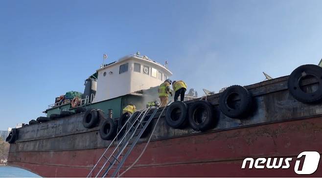 화재가 발생한 선박.(부산소방재난본부 제공) © 뉴스1
