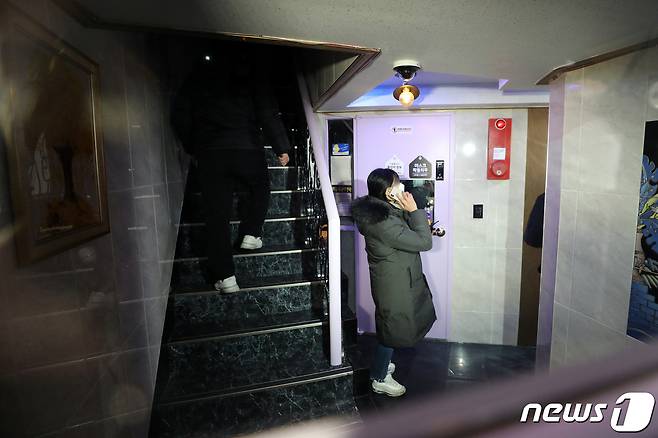 이모씨가 숨진 서울 양천구 모텔에 경찰 관계자가 현장 조사를 위해 들어가는 모습. © News1 황기선 기자