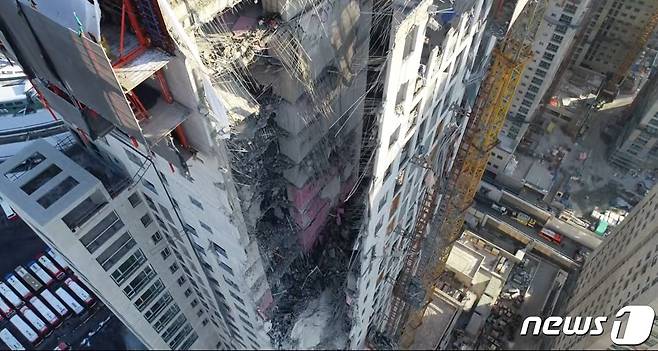 지난 11일 오후 3시46분쯤 광주 서구 화정동 한 아파트 공사현장에서 붕괴 사고가 발생했다. 사진은 사고가 발생한 아파트 공사현장 모습.(광주 소방본부 드론 영상 갈무리)2022.1.13/뉴스1 © News1 정다움 기자