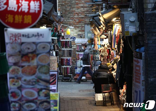 영업시간 오후 9시 제한 등 현행 사회적거리두기가 2주 이상 연장될 것으로 보이며 자영업자들의 한숨이 깊어지고 있다. © News1 신웅수 기자