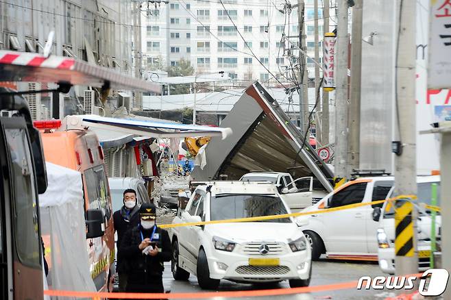 소방당국이 13일 오후 광주 서구 화정동 '현대산업개발 아파트 신축공사 붕괴사고' 현장에서 실종자 수색에 동원될 중장비의 진입로 확보를 위한 작업을 하고 있다. 지난 11일 오후 3시46분쯤 신축 공사 중이던 해당 아파트에서 붕괴사고가 발생해 6명이 실종됐다. 2022.1.13/뉴스1 © News1 정다움 기자