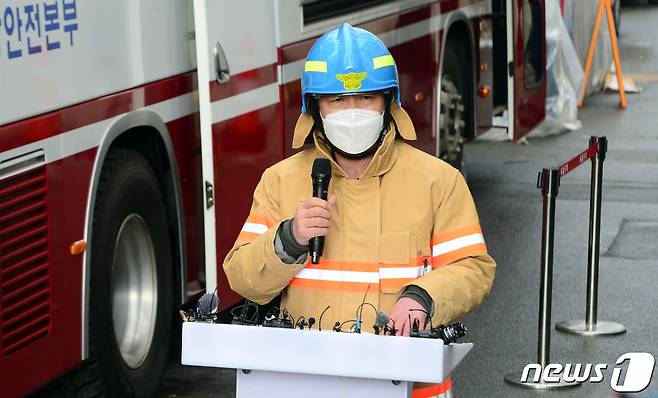 문희준 광주 서구긴급구조통제단장(서부소방서장)이 13일 오후 광주 서구 화정동 아파트 신축공사 붕괴사고 현장에서 언론브리핑을 하고 있다. 지난 11일 오후 3시46분쯤 신축 공사 중이던 해당 아파트에서 붕괴사고가 발생해 6명이 실종됐다. 2022.1.13/뉴스1 © News1 정다움 기자