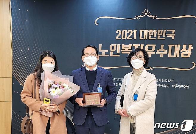 정임수 기장군 부군수(가운데)와 관계 공무원이 시상식 참석 후 기념쵤영을 하고 있다.(기장군청제공)© 뉴스1