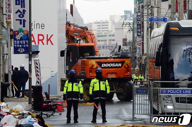 소방당국이 13일 오후 광주 서구 화정동 '현대산업개발 아파트 신축공사 붕괴사고' 현장에서 실종자 수색에 동원될 중장비의 진입로 확보를 위한 작업을 하고 있다. 지난 11일 오후 3시46분쯤 신축 공사 중이던 해당 아파트에서 붕괴사고가 발생해 6명이 실종됐다. 2022.1.13/뉴스1 © News1 정다움 기자