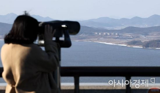 북한이 엿새 만에 다시 동해상으로 탄도미사일로 추정되는 발사체를 발사한 11일 경기 파주시 오두산전망대에서 시민들이 북한 개풍군 마을을 살펴보고 있다./파주=김현민 기자 kimhyun81@