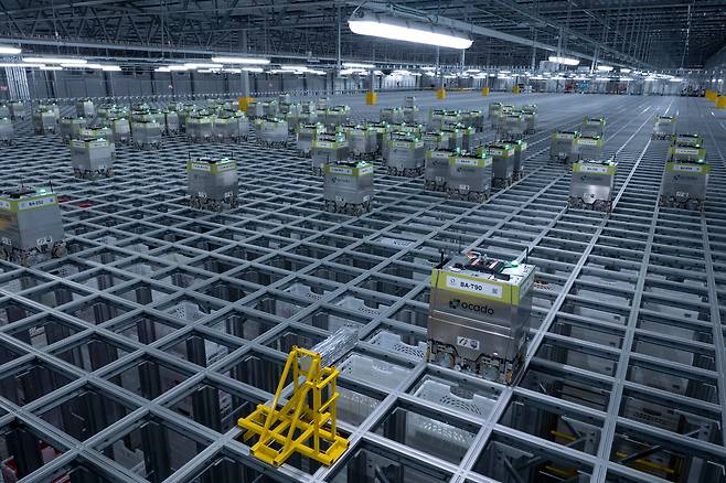 영국 최대 온라인 전문 식료품 업체 오카도가 자랑하는 자동화 물류센터 ‘CFC(Customer Fulfilment Center)’ 전경. AI(인공지능) 기반의 CFC에서는 면적에 따라 수백~수천 대의 로봇이 분주히 움직이며 주문 들어온 식료품을 자동으로 꺼낸다. /오카도