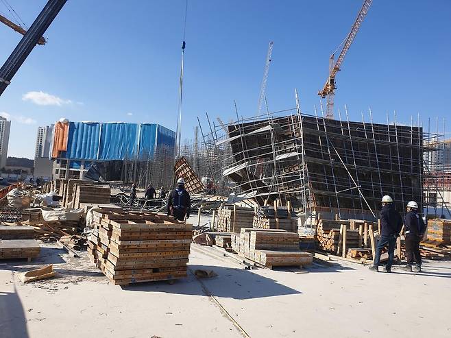 13일 낮 12시 30분쯤 구미시 산동읍 한 아파트 신축 공사장에서 강풍으로 무너진 임시 가설물. /구미시