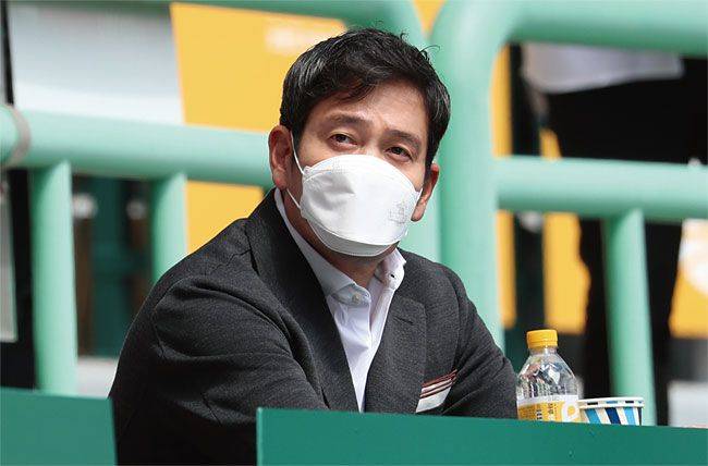 지난해 인천 SSG랜더스필드를 찾아 SSG 랜더스 경기를 관람하고 있는 정용진 신세계그룹 부회장. /뉴시스