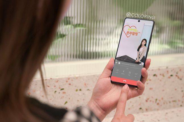 SK텔레콤 홍보 모델이 ‘V컬러링’ 서비스 화면을 보고 있다.ⓒSK텔레콤