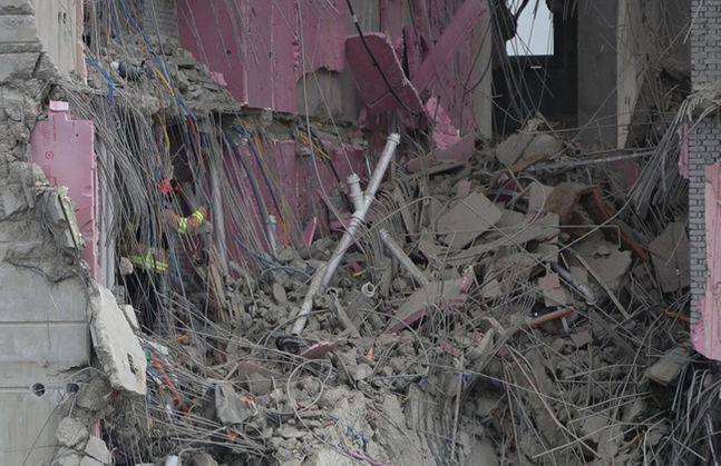 광주 서구 화정아이파크 주상복합아파트 붕괴 사고 사흘째를 맞은13일 오전 구조대가 실종자들을 찾고 있다. ⓒ연합뉴스