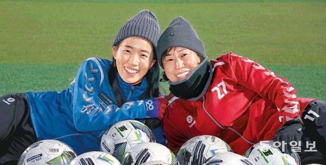 서울 서대문구여성축구단의 김미순(오른쪽), 박단비 씨 모녀가 서대문문화체육회관 축구장에서 공을 앞에 두고 사이좋게 누워 활짝 웃고 있다. 엄마 김 씨는 2003년부터, 딸 박 씨는 2016년부터 축구를 시작해 같은 팀에서 매주 3회 공을 차며 모녀의 정을 쌓고 있다. 이훈구 기자 ufo@donga.com